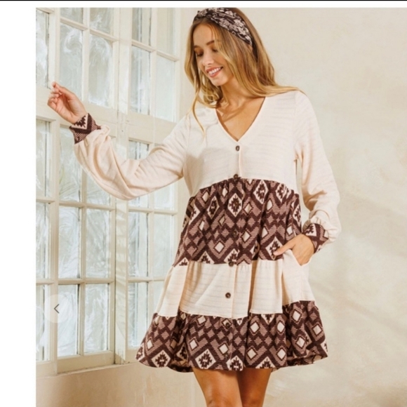 Contrast Tired Long Sleeve Dress - Picture 4 of 5